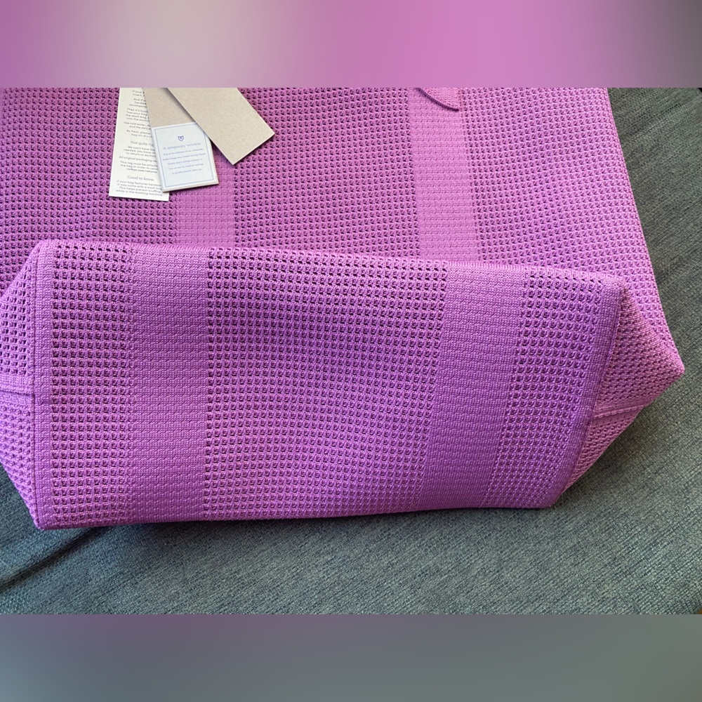 NEW Rothy's The Lightweight Tote in the Summer Berry - Picture 6 of 7